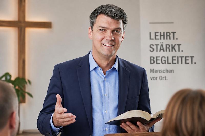 Pastor Christian lehrt staerk und begleitet Mensche und Teams